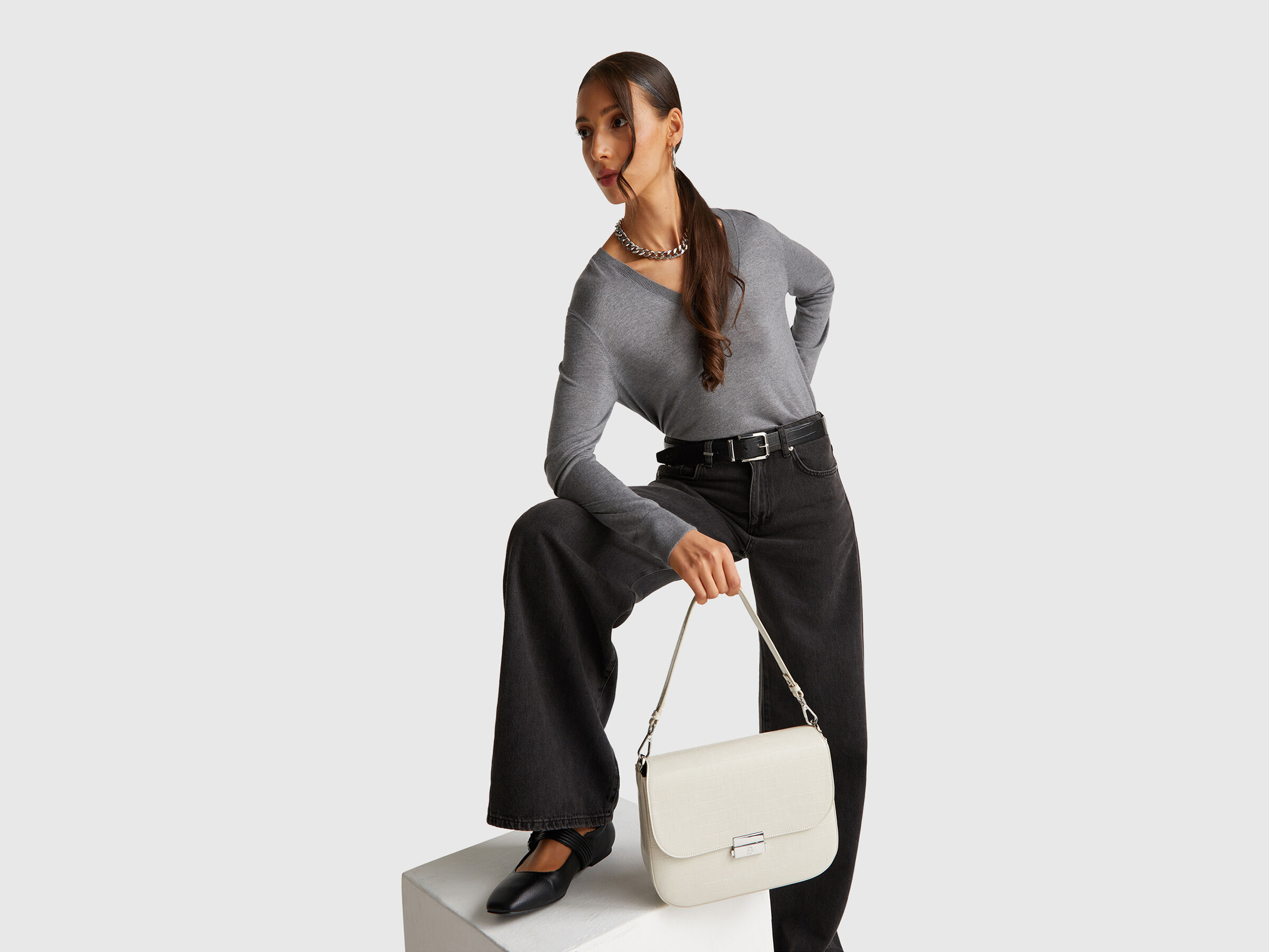 V NECK SWEATER L/S Women image number 3